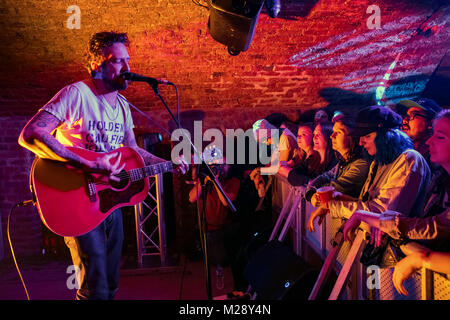 Liverpool, Merseyside, UK. 18 Okt, 2017. Uk Singer Songwriter Frank Turner führt eine intime Show in Liverpool E.B.G.B.S Verein zur Unterstützung der Unabhängigen Veranstaltungsort Woche Credit: Andy von Pip/ZUMA Draht/Alamy leben Nachrichten Stockfoto