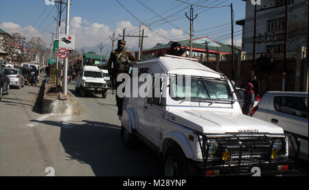 Srinagar, Kashmir. 06. Februar. . Indischen paramilitärischen Truppen Wache an gepanzerten Fahrzeug stand vor dem Krankenhaus. Zwei bewaffnete Männer das Feuer in einem Krankenhaus, in dem eine Pakistanische militante für Behandlung gebracht wurde geöffnet, ein Beamter sagte, die Flucht mit dem Hochkarätigen Gefangener und Tötung eines Polizisten in den kühnen Angriff. Ein manhunt ist unterwegs nach den Angreifern die Shri Maharaja Hari Singh Krankenhaus stürmten in Srinagar und eröffneten das Feuer auf die Polizei bewacht Naveed Jutt, eine Pakistanische Rebellen in der unruhigen Provinz inhaftiert seit 2014. Sofi Suhail/Alamy leben Nachrichten Stockfoto