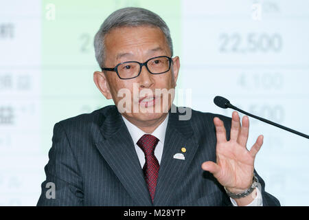 Executive Vice President Koji Kobayashi spricht während einer Pressekonferenz in der Unternehmenszentrale am 6. Februar 2018, Tokio, Japan. Toyota berichtet insgesamt 6,678,279 Fahrzeug der Umsatz zwischen April und Dezember, eine Zunahme von 34,893 Einheiten im Vergleich zum gleichen Zeitraum im letzten Geschäftsjahr. Toyota's Net stiegen die Erträge um 8,1 Prozent auf 21.7969 Billionen Yen, während das operative Ergebnis von 1.5554 auf 1.7701 Trillion Yen erhöht. Credit: Rodrigo Reyes Marin/LBA/Alamy leben Nachrichten Stockfoto