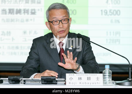 Executive Vice President Koji Kobayashi spricht während einer Pressekonferenz in der Unternehmenszentrale am 6. Februar 2018, Tokio, Japan. Toyota berichtet insgesamt 6,678,279 Fahrzeug der Umsatz zwischen April und Dezember, eine Zunahme von 34,893 Einheiten im Vergleich zum gleichen Zeitraum im letzten Geschäftsjahr. Toyota's Net stiegen die Erträge um 8,1 Prozent auf 21.7969 Billionen Yen, während das operative Ergebnis von 1.5554 auf 1.7701 Trillion Yen erhöht. Credit: Rodrigo Reyes Marin/LBA/Alamy leben Nachrichten Stockfoto