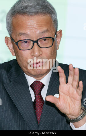 Executive Vice President Koji Kobayashi spricht während einer Pressekonferenz in der Unternehmenszentrale am 6. Februar 2018, Tokio, Japan. Toyota berichtet insgesamt 6,678,279 Fahrzeug der Umsatz zwischen April und Dezember, eine Zunahme von 34,893 Einheiten im Vergleich zum gleichen Zeitraum im letzten Geschäftsjahr. Toyota's Net stiegen die Erträge um 8,1 Prozent auf 21.7969 Billionen Yen, während das operative Ergebnis von 1.5554 auf 1.7701 Trillion Yen erhöht. Credit: Rodrigo Reyes Marin/LBA/Alamy leben Nachrichten Stockfoto