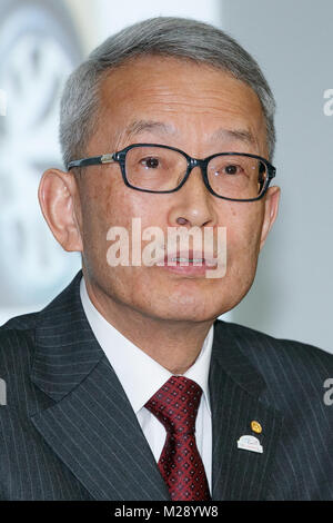 Executive Vice President Koji Kobayashi nimmt an einer Pressekonferenz in der Unternehmenszentrale am 6. Februar 2018, Tokio, Japan. Toyota berichtet insgesamt 6,678,279 Fahrzeug der Umsatz zwischen April und Dezember, eine Zunahme von 34,893 Einheiten im Vergleich zum gleichen Zeitraum im letzten Geschäftsjahr. Toyota's Net stiegen die Erträge um 8,1 Prozent auf 21.7969 Billionen Yen, während das operative Ergebnis von 1.5554 auf 1.7701 Trillion Yen erhöht. Credit: Rodrigo Reyes Marin/LBA/Alamy leben Nachrichten Stockfoto