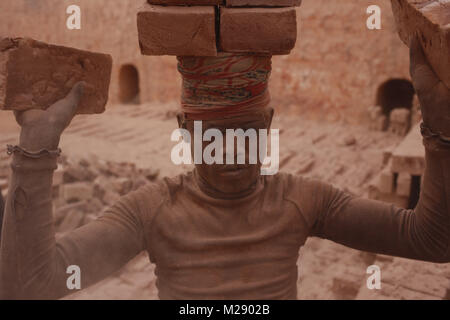 Dhaka, Bangladesch. 5. Februar, 2018. Eine saisonale brick Feld Arbeiter Stapel Steine, indem Sie sie Balancieren auf seinen Kopf in einer Ziegelfabrik in der Nähe von Dhaka. Quelle: Md. mehedi Hasan/ZUMA Draht/Alamy leben Nachrichten Stockfoto