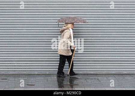 Schneit in Southport, Merseyside. 6. Februar 2018. UK Wetter. Schnee, Regen, auf die Menschen, die in der Innenstadt in Southport, Merseyside.. Leichter Schnee und einige breezy Bedingungen werden über den Nordwesten von England den ganzen Morgen mit einigen helleren Zauber später prognostiziert. Credit: cernan Elias/Alamy leben Nachrichten Stockfoto