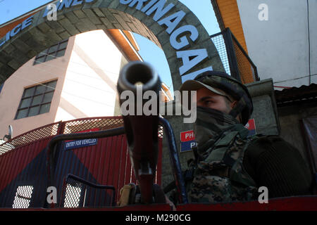 Srinagar, Kashmir. 06. Februar. . Indische Polizisten stand guard aus Seite der Polizei Kopf Viertel, während einer Kranzniederlegung Zeremonie für einen getöteten Kollegen. Zwei bewaffnete Männer das Feuer in einem Krankenhaus, in dem eine Pakistanische militante für Behandlung gebracht wurde geöffnet, ein Beamter sagte, die Flucht mit dem Hochkarätigen Gefangener und Tötung eines Polizisten in den kühnen Angriff. Ein manhunt ist unterwegs nach den Angreifern die Shri Maharaja Hari Singh Krankenhaus stürmten in Srinagar und eröffneten das Feuer auf die Polizei bewacht Naveed Jutt, eine Pakistanische Rebellen in der unruhigen Provinz inhaftiert seit 2014. Sofi Suha/Alamy leben Nachrichten Stockfoto