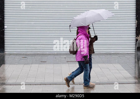 Schneit in Southport, Merseyside. 6. Februar 2018. UK Wetter. Schnee, Regen, auf die Menschen, die in der Innenstadt in Southport, Merseyside.. Leichter Schnee und einige breezy Bedingungen werden über den Nordwesten von England den ganzen Morgen mit einigen helleren Zauber später prognostiziert. Credit: cernan Elias/Alamy leben Nachrichten Stockfoto