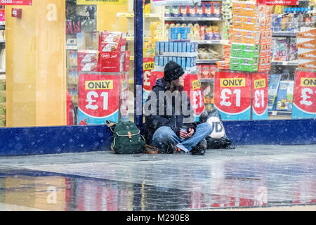 Schneit in Southport, Merseyside. 6. Februar 2018. UK Wetter. Schnee, Regen, auf die Menschen, die in der Innenstadt in Southport, Merseyside.. Leichter Schnee und einige breezy Bedingungen werden über den Nordwesten von England den ganzen Morgen mit einigen helleren Zauber später prognostiziert. Credit: cernan Elias/Alamy leben Nachrichten Stockfoto