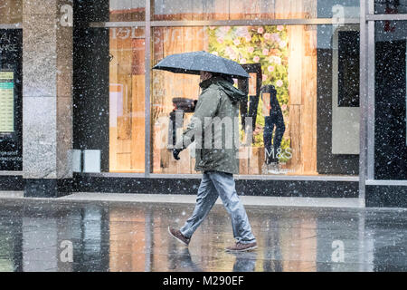 Schneit in Southport, Merseyside. 6. Februar 2018. UK Wetter. Schnee, Regen, auf die Menschen, die in der Innenstadt in Southport, Merseyside.. Leichter Schnee und einige breezy Bedingungen werden über den Nordwesten von England den ganzen Morgen mit einigen helleren Zauber später prognostiziert. Credit: cernan Elias/Alamy leben Nachrichten Stockfoto