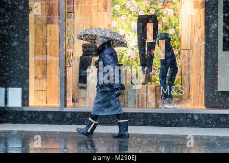 Schneit in Southport, Merseyside. 6. Februar 2018. UK Wetter. Schnee, Regen, auf die Menschen, die in der Innenstadt in Southport, Merseyside.. Leichter Schnee und einige breezy Bedingungen werden über den Nordwesten von England den ganzen Morgen mit einigen helleren Zauber später prognostiziert. Credit: cernan Elias/Alamy leben Nachrichten Stockfoto