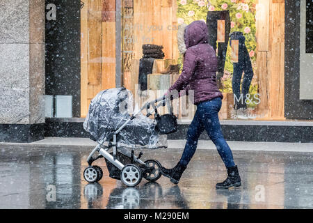 Schneit in Southport, Merseyside. 6. Februar 2018. UK Wetter. Schnee, Regen, auf die Menschen, die in der Innenstadt in Southport, Merseyside.. Leichter Schnee und einige breezy Bedingungen werden über den Nordwesten von England den ganzen Morgen mit einigen helleren Zauber später prognostiziert. Credit: cernan Elias/Alamy leben Nachrichten Stockfoto