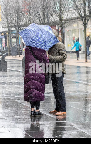 Schneit in Southport, Merseyside. 6. Februar 2018. UK Wetter. Schnee, Regen, auf die Menschen, die in der Innenstadt in Southport, Merseyside.. Leichter Schnee und einige breezy Bedingungen werden über den Nordwesten von England den ganzen Morgen mit einigen helleren Zauber später prognostiziert. Credit: cernan Elias/Alamy leben Nachrichten Stockfoto