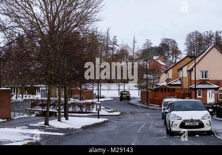 Dundee, Schottland, Großbritannien. 6. Februar, 2018. UK Wetter: eisige Temperaturen bringt über Nacht Schnee über Nordostschottland. Schnee bedeckt Ardler Dorf Wohnsiedlung in Dundee, UK: Credits: Dundee Photographics/Alamy leben Nachrichten Stockfoto