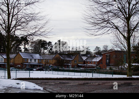 Dundee, Schottland, Großbritannien. 6. Februar, 2018. UK Wetter: eisige Temperaturen bringt über Nacht Schnee über Nordostschottland. Schnee bedeckt Ardler Dorf Wohnsiedlung in Dundee, UK: Credits: Dundee Photographics/Alamy leben Nachrichten Stockfoto