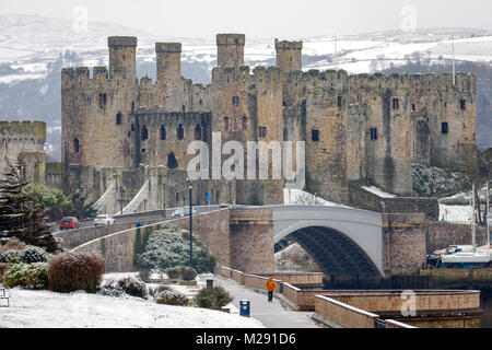 Conwy, Wales, Großbritannien, 6. Februar 2018, UK Wetter: Kaltes Wetter und Schnee in vielen Teilen von Großbritannien heute einschließlich mit Conwy Conwy Castle durch eine verschneite Landschaft umgeben Stockfoto