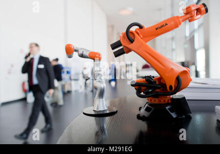 Miniaturausgabe Modelle der Roboter der Firma Kuka nebeneinander stehen während einer Pressekonferenz auf der Messe in Hannover, Deutschland, 06. Februar 2018. Die weltweit größte Messe Industrie will den aktuellen Stand über die Möglichkeiten der Digitalisierung und die Vernetzung von Produktionsprozessen ('Industrie 4.0') Vom 23. bis 27. April zu zeigen. Die Hannover Messe wird mit der Logistik Messe CeMAT unter dem Motto "Verbinden und zusammenarbeiten" organisiert werden. Foto: Julian Stratenschulte/dpa Stockfoto