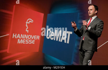 Jochen Koeckler, Vorsitzender der Deutschen Messe beschränkt, liefert eine Erklärung bei einer Pressekonferenz auf der Messe in Hannover, Deutschland, 06. Februar 2018. Die weltweit größte Messe Industrie will den aktuellen Stand über die Möglichkeiten der Digitalisierung und die Vernetzung von Produktionsprozessen ('Industrie 4.0') Vom 23. bis 27. April zu zeigen. Die Hannover Messe wird mit der Logistik Messe CeMAT unter dem Motto "Verbinden und zusammenarbeiten" organisiert werden. Foto: Julian Stratenschulte/dpa Stockfoto