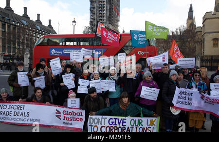 London, UK, 6. Februar 2018, globale Gerechtigkeit jetzt Demonstranten in Parliament Square, London. Die Demonstranten standen mit Plakaten und eine Person hatte eine Gesichtsmaske, die Donald Trump auf. Sie fordern für die Demokratie. Credit: Keith Larby/Alamy leben Nachrichten Stockfoto