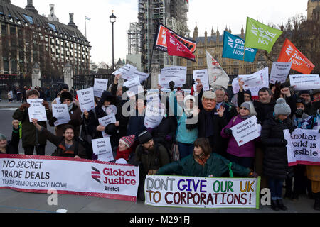 London, UK, 6. Februar 2018, globale Gerechtigkeit jetzt Demonstranten in Parliament Square, London. Die Demonstranten standen mit Plakaten und eine Person hatte eine Gesichtsmaske, die Donald Trump auf. Sie fordern für die Demokratie. Credit: Keith Larby/Alamy leben Nachrichten Stockfoto