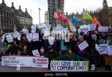 London, UK, 6. Februar 2018, globale Gerechtigkeit jetzt Demonstranten in Parliament Square, London. Die Demonstranten standen mit Plakaten und eine Person hatte eine Gesichtsmaske, die Donald Trump auf. Sie fordern für die Demokratie. Credit: Keith Larby/Alamy leben Nachrichten Stockfoto