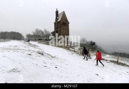 Rivington Gärten, Bolton, Lancashire, UK. 6. Februar, 2018. UK Wetter. Winterliche Kulissen Rivington Gärten, Bolton, Lancashire als Decke des Schnees bedeckt den Boden in, was erwartet wird, die kältesten Woche des Jahres zu sein. Spaziergänger trotzen dem kühlen Bedingungen in der Nähe der Taubenturm. Bild von Paul Heyes, Dienstag, Februar 06, 2018. Credit: Paul Heyes/Alamy leben Nachrichten Stockfoto