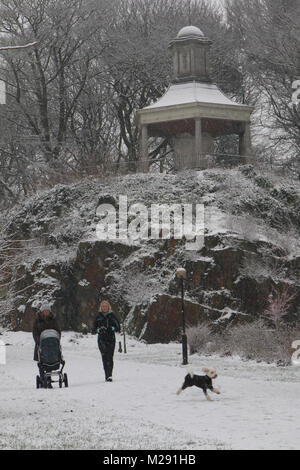 Williamson's Park, Lancaster, Lancashire, Großbritannien 6. Februar 2018 Spaziergang mit dem Hund durch fallende fallende Um die Ashton Memorial in der Williamson Park Lancaster Credit: David Billinge/Alamy leben Nachrichten Stockfoto