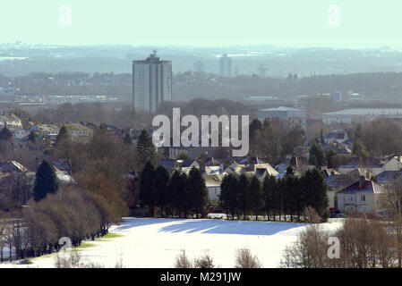 Glasgow, Schottland, Großbritannien, 6. Feb 2018. Schnee in Glasgow knightswood Golfplatz und die Türme von South Glasgow geben weg Sonnenschein als Großbritannien genießt einen frischen Schneefall. Gerard Fähre / alamy Nachrichten Stockfoto