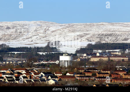 Glasgow, Schottland, Großbritannien, 6. Feb 2018. Schnee in Glasgow und dem Wasserturm in drumchapel Kilpatrick Hills gibt weg Sonnenschein als Großbritannien genießt einen frischen Schneefall. Gerard Fähre / alamy Nachrichten Stockfoto