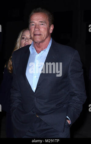 Burbank, CA. 05 Feb, 2018. Arnold Schwarzenegger bei der Premiere von Warner Bros. Pictures'' die 15:17 nach Paris' an Steven J. Ross Theater/Warner Bros Studios viel am 5. Februar 2018 in Burbank, Kalifornien. Quelle: David Edwards/Medien Punch/Alamy leben Nachrichten Stockfoto