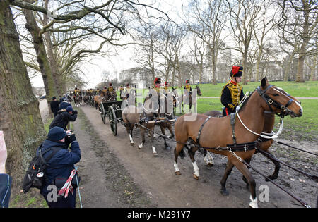 Green Park, London, UK. 6. Februar 2018. Der King's Troop Royal Horse artillery ankommen und Feuer die 41 gun Salute im Green Park. Quelle: Matthew Chattle/Alamy leben Nachrichten Stockfoto