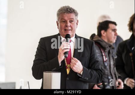 München, Bayern, Deutschland. 6 Feb, 2018. Dieter Reiter, Oberbuergermeister (Bürgermeister) von München. Die Stadt München, Deutschland die Plaza in der Nähe des Nationalsozialismus Documentation Center (NS-Dokumentationszentrum) Gebäude zu Holocaust überlebender Max Mannheimer gewidmet. Mannheimer war ein Autor, Maler, und produktivsten Lautsprecher über die Erfahrung. Er und sein Bruder waren die nur Familienmitglieder zu überleben. Ein bossler (BoÃŸler), und der Kredit: ZUMA Press, Inc./Alamy leben Nachrichten Stockfoto