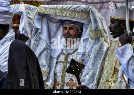 Januar 18, 2018 - Gondar, Amhara Region, Äthiopien - orthodoxe Priester tragen eine tabot, ein Modell für die Lade des Bundes, auf einer Prozession durch Gondar.. Die jährlichen Timkat Festival, eine orthodoxe christliche Fest der Epiphanie, erinnert sich an die Taufe Jesu im Jordan. Während des Festivals, tabots, Modelle der Lade des Bundes, werden von Kirchen rund um die Stadt Gondar und zogen durch die Straßen zu Fasilides Badewanne. Wo schließlich die Pilger am Ende das Baden im Wasser durch die Priester gesegnet. (Bild: © Oscar Espinosa/SOPA über ZUMA Draht) Stockfoto