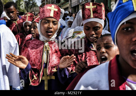 Januar 18, 2018 - Gondar, Amhara Region, Äthiopien - Junge äthiopisch-orthodoxen Christen singen während der Prozession.. Die jährlichen Timkat Festival, eine orthodoxe christliche Fest der Epiphanie, erinnert sich an die Taufe Jesu im Jordan. Während des Festivals, tabots, Modelle der Lade des Bundes, werden von Kirchen rund um die Stadt Gondar und zogen durch die Straßen zu Fasilides Badewanne. Wo schließlich die Pilger am Ende das Baden im Wasser durch die Priester gesegnet. (Bild: © Oscar Espinosa/SOPA über ZUMA Draht) Stockfoto