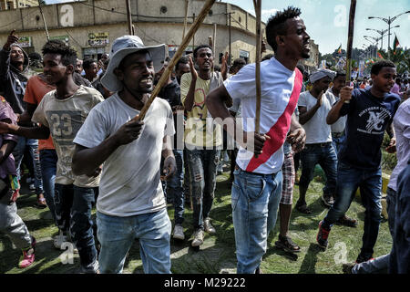 Januar 18, 2018 - Gondar, Amhara Region, Äthiopien - junge Männer singen und tanzen während einer Prozession.. Die jährlichen Timkat Festival, eine orthodoxe christliche Fest der Epiphanie, erinnert sich an die Taufe Jesu im Jordan. Während des Festivals, tabots, Modelle der Lade des Bundes, werden von Kirchen rund um die Stadt Gondar und zogen durch die Straßen zu Fasilides Badewanne. Wo schließlich die Pilger am Ende das Baden im Wasser durch die Priester gesegnet. (Bild: © Oscar Espinosa/SOPA über ZUMA Draht) Stockfoto