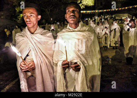 Januar 19, 2018 - Gondar, Amhara Region, Äthiopien - Pilger beten bei Kerzenschein.. Die jährlichen Timkat Festival, eine orthodoxe christliche Fest der Epiphanie, erinnert sich an die Taufe Jesu im Jordan. Während des Festivals, tabots, Modelle der Lade des Bundes, werden von Kirchen rund um die Stadt Gondar und zogen durch die Straßen zu Fasilides Badewanne. Wo schließlich die Pilger am Ende das Baden im Wasser durch die Priester gesegnet. (Bild: © Oscar Espinosa/SOPA über ZUMA Draht) Stockfoto