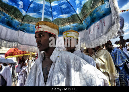 Januar 18, 2018 - Gondar, Amhara Region, Äthiopien - Junge äthiopisch-orthodoxen Christen beten während der Prozession.. Die jährlichen Timkat Festival, eine orthodoxe christliche Fest der Epiphanie, erinnert sich an die Taufe Jesu im Jordan. Während des Festivals, tabots, Modelle der Lade des Bundes, werden von Kirchen rund um die Stadt Gondar und zogen durch die Straßen zu Fasilides Badewanne. Wo schließlich die Pilger am Ende das Baden im Wasser durch die Priester gesegnet. (Bild: © Oscar Espinosa/SOPA über ZUMA Draht) Stockfoto