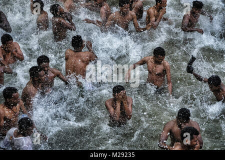 Januar 19, 2018 - Gondar, Amhara Region, Äthiopien - Pilger baden in den heiligen Wassern des Fasilides Bäder.. Die jährlichen Timkat Festival, eine orthodoxe christliche Fest der Epiphanie, erinnert sich an die Taufe Jesu im Jordan. Während des Festivals, tabots, Modelle der Lade des Bundes, werden von Kirchen rund um die Stadt Gondar und zogen durch die Straßen zu Fasilides Badewanne. Wo schließlich die Pilger am Ende das Baden im Wasser durch die Priester gesegnet. (Bild: © Oscar Espinosa/SOPA über ZUMA Draht) Stockfoto