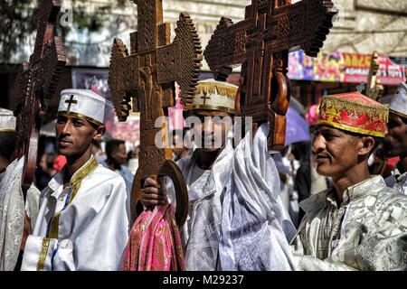 Januar 18, 2018 - Gondar, Amhara Region, Äthiopien - Junge äthiopisch-orthodoxen Christen beten während der Prozession.. Die jährlichen Timkat Festival, eine orthodoxe christliche Fest der Epiphanie, erinnert sich an die Taufe Jesu im Jordan. Während des Festivals, tabots, Modelle der Lade des Bundes, werden von Kirchen rund um die Stadt Gondar und zogen durch die Straßen zu Fasilides Badewanne. Wo schließlich die Pilger am Ende das Baden im Wasser durch die Priester gesegnet. (Bild: © Oscar Espinosa/SOPA über ZUMA Draht) Stockfoto