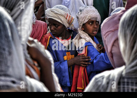 Januar 18, 2018 - Gondar, Amhara Region, Äthiopien - Junge äthiopisch-orthodoxen Christen während der Prozession.. Die jährlichen Timkat Festival, eine orthodoxe christliche Fest der Epiphanie, erinnert sich an die Taufe Jesu im Jordan. Während des Festivals, tabots, Modelle der Lade des Bundes, werden von Kirchen rund um die Stadt Gondar und zogen durch die Straßen zu Fasilides Badewanne. Wo schließlich die Pilger am Ende das Baden im Wasser durch die Priester gesegnet. (Bild: © Oscar Espinosa/SOPA über ZUMA Draht) Stockfoto