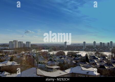 Glasgow, Schottland, Großbritannien, 6. Feb 2018. Schnee in Glasgow knightswood Golfplatz und die Türme von scotstoun, machen den Sonnenschein Wie in Großbritannien genießt einen frischen Schneefall. Gerard Fähre / alamy Nachrichten Stockfoto