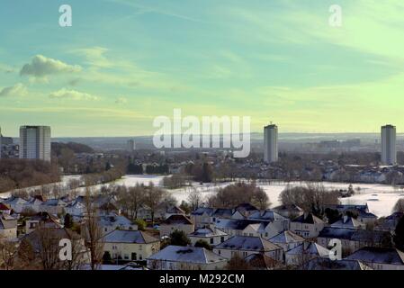 Glasgow, Schottland, Großbritannien, 6. Feb 2018. Schnee in Glasgow knightswood Golfplatz und die Türme von scotstoun, machen den Sonnenschein Wie in Großbritannien genießt einen frischen Schneefall. Gerard Fähre / alamy Nachrichten Stockfoto