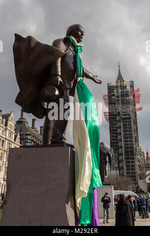 London, Großbritannien. 6 Feb, 2018. Ein suffragettenbewegung Banner ist gebunden um den Hals auf die Statue des David Lloyd George in Parliament Square. Es ist 100 Jahre her, seit die Vertretung der Bevölkerung Act verabschiedet wurde, gewähren einige Frauen über 30 in Großbritannien das Recht zum ersten Mal Stimmen, aber David Lloyd George war der Schatzkanzler, die, zu der Zeit, gegen Frauen, die Abstimmung. Credit: Guy Corbishley/Alamy leben Nachrichten Stockfoto