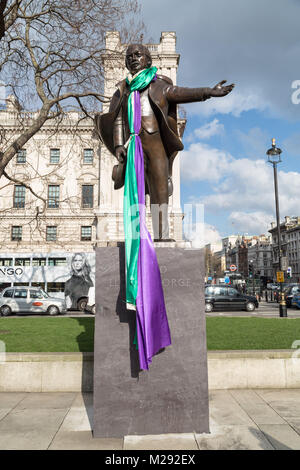 London, Großbritannien. 6 Feb, 2018. Ein suffragettenbewegung Banner ist gebunden um den Hals auf die Statue des David Lloyd George in Parliament Square. Es ist 100 Jahre her, seit die Vertretung der Bevölkerung Act verabschiedet wurde, gewähren einige Frauen über 30 in Großbritannien das Recht zum ersten Mal Stimmen, aber David Lloyd George war der Schatzkanzler, die, zu der Zeit, gegen Frauen, die Abstimmung. Credit: Guy Corbishley/Alamy leben Nachrichten Stockfoto