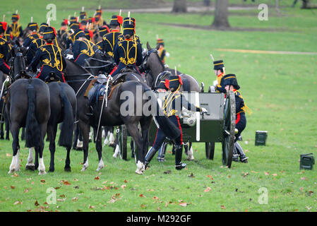 Ein 41-gun Salute von King's Troop Royal Horse artillery im Green Park gehalten wurde, in der Nähe von Buckingham Palace, dem Datum der Königin Elizabeth II. aufsteigend zu den Thron - die am 6. Februar 1952 trat nach dem Tod von König George VI zu markieren Stockfoto