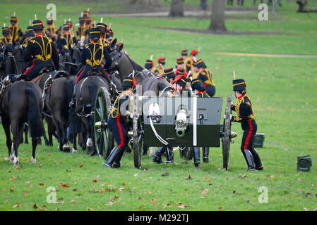 Ein 41-gun Salute von King's Troop Royal Horse artillery im Green Park gehalten wurde, in der Nähe von Buckingham Palace, dem Datum der Königin Elizabeth II. aufsteigend zu den Thron - die am 6. Februar 1952 trat nach dem Tod von König George VI zu markieren Stockfoto