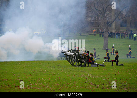 Ein 41-gun Salute von King's Troop Royal Horse artillery im Green Park gehalten wurde, in der Nähe von Buckingham Palace, dem Datum der Königin Elizabeth II. aufsteigend zu den Thron - die am 6. Februar 1952 trat nach dem Tod von König George VI zu markieren Stockfoto