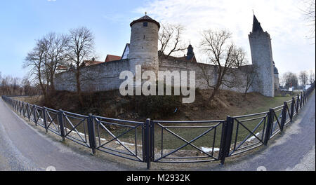 Mühlhausen, Deutschland. 06 Feb, 2018. Ein Weg führt entlang der Stadtmauer in Mühlhausen, Deutschland, 06. Februar 2018. Die historische Stadtmauer im Bereich des 'Inneres Frauentor" (Lit. des inneren Frauen Tor) und 'Rabenturm' (lit. raven Turm) ist komplett renoviert werden. Die geplanten Kosten von rund 1,5 Millionen Euro. Daher ist die Thomas Muentzer Denkmal an der Inneres Frauentor wird abgebaut, es wird also nicht im Zuge der Bauarbeiten beschädigt werden. Foto: Martin Schutt/dpa-Zentralbild/dpa/Alamy leben Nachrichten Stockfoto