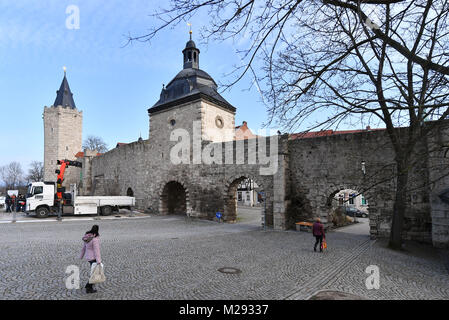 Mühlhausen, Deutschland. 06 Feb, 2018. Ein Kran hebt den Thomas Muentzer Memorial aus seinem Sockel in Mühlhausen, Deutschland, 06. Februar 2018. Die historische Stadtmauer im Bereich des 'Inneres Frauentor" (Lit. des inneren Frauen Tor) und 'Rabenturm' (lit. raven Turm) ist komplett renoviert werden. Die geplanten Kosten von rund 1,5 Millionen Euro. Daher ist die Thomas Muentzer Denkmal an der Inneres Frauentor wird abgebaut, es wird also nicht im Zuge der Bauarbeiten beschädigt werden. Foto: Martin Schutt/dpa-Zentralbild/dpa/Alamy leben Nachrichten Stockfoto