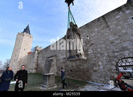 Mühlhausen, Deutschland. 06 Feb, 2018. Ein Kran hebt den Thomas Muentzer Memorial aus seinem Sockel in Mühlhausen, Deutschland, 06. Februar 2018. Die historische Stadtmauer im Bereich des 'Inneres Frauentor" (Lit. des inneren Frauen Tor) und 'Rabenturm' (lit. raven Turm) ist komplett renoviert werden. Die geplanten Kosten von rund 1,5 Millionen Euro. Daher ist die Thomas Muentzer Denkmal an der Inneres Frauentor wird abgebaut, es wird also nicht im Zuge der Bauarbeiten beschädigt werden. Foto: Martin Schutt/dpa-Zentralbild/dpa/Alamy leben Nachrichten Stockfoto