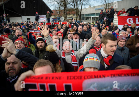 München, Deutschland. 06 Feb, 2018. Fußball-Fans nehmen teil an einer Gedenkveranstaltung für die Opfer des Flugzeugabsturzes von Manchester United am Manchester Square in Riem, München, Deutschland, 06. Februar 2018. Vor 60 Jahren ein Flugzeug mit professionellen Fußballspieler von Mancester United stürzte an diesem Ort. Credit: Matthias Balk/dpa/Alamy leben Nachrichten Stockfoto