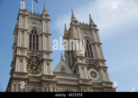 London, Großbritannien. 6 Feb, 2018. Blauer Himmel über die Westminster Abbey an einem kalten Tag im Zentrum von London. Menschen warm als die Wettervorhersage ist für die kältesten Woche dieses Jahr bisher © Keith Larby/Alamy leben Nachrichten Stockfoto